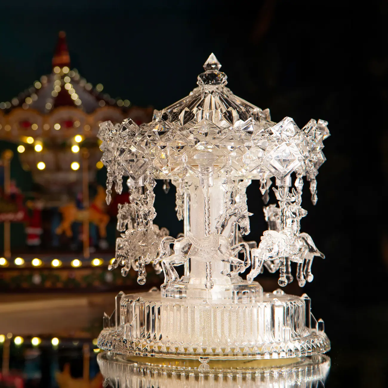 diverse statutete raffiguranti babbo natale con sfondo natalizio